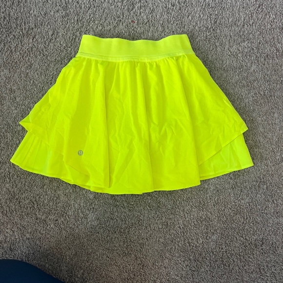 EUC💛LULULEMON💛SIZE 2💛TENNIS TIME SKIRT W/ SHORT💛POCKETS💛HI LIGHTER YELLOW - Picture 4 of 5